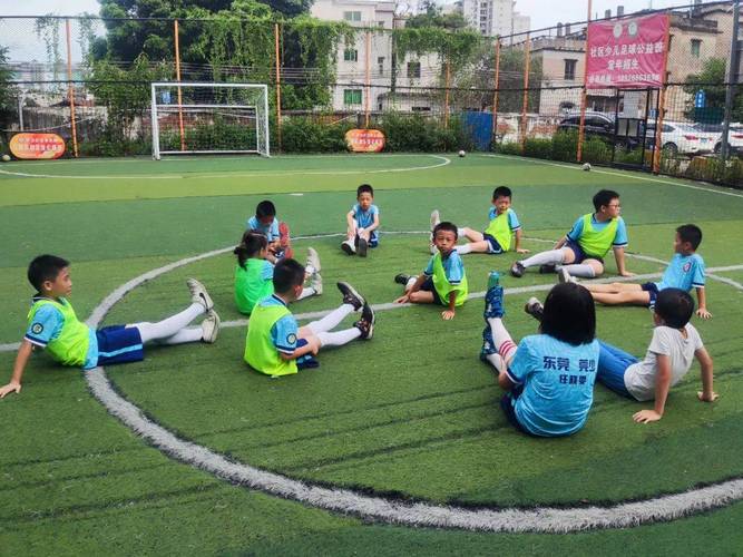 小学足球培训班，小学足球兴趣班招生简章